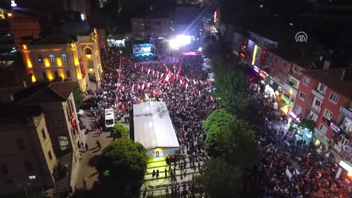 İstanbul\'da "Demokrasi Nöbeti" Etkinliklerle Sürdü