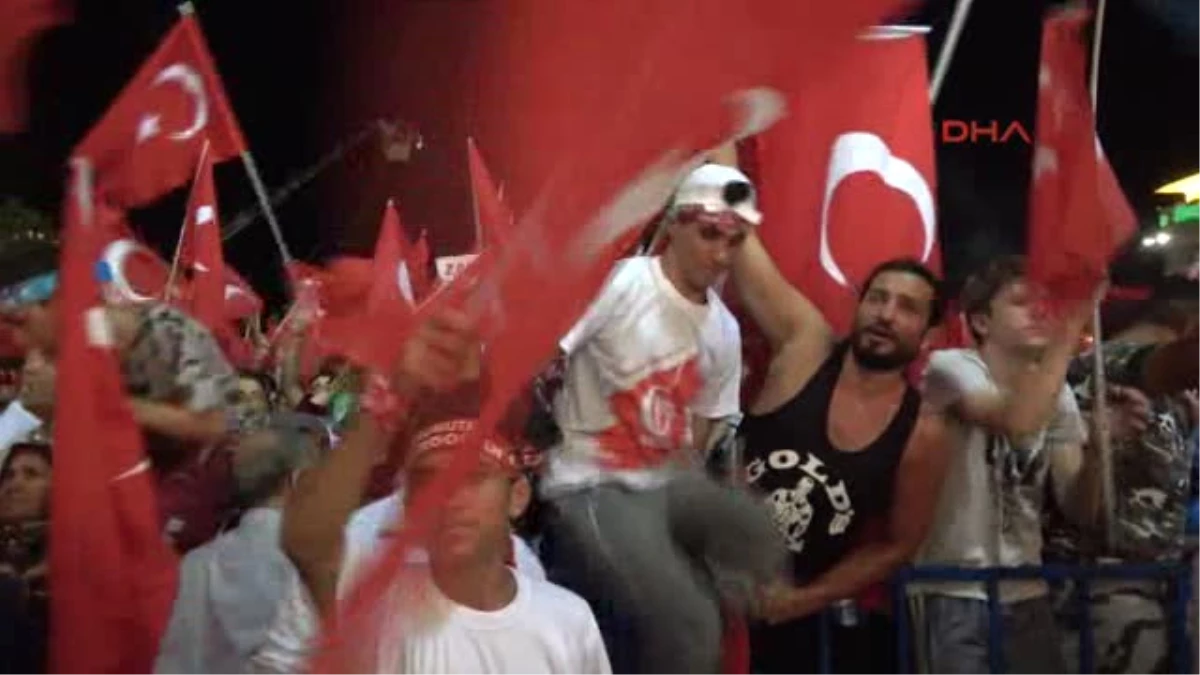 Izmir\'de 15 Temmuz Demokrasi ve Milli Birlik Günü Coşkuyla Kutlanıyor