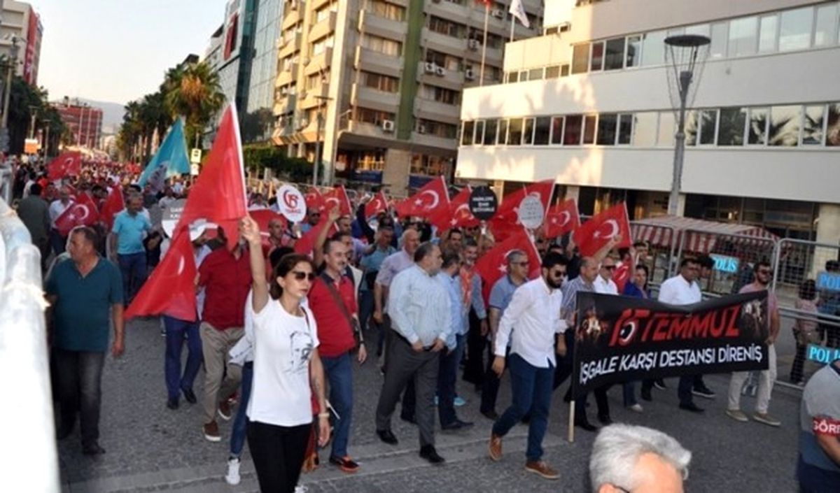 İzmir\'de \'Milli İradeye Saygı\' Yürüyüşü