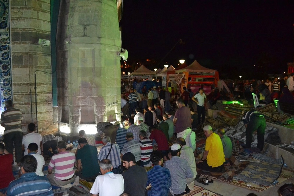 İzmirliler Demokrasi Nöbeti Sonrası Sabah Namazında Buluştu