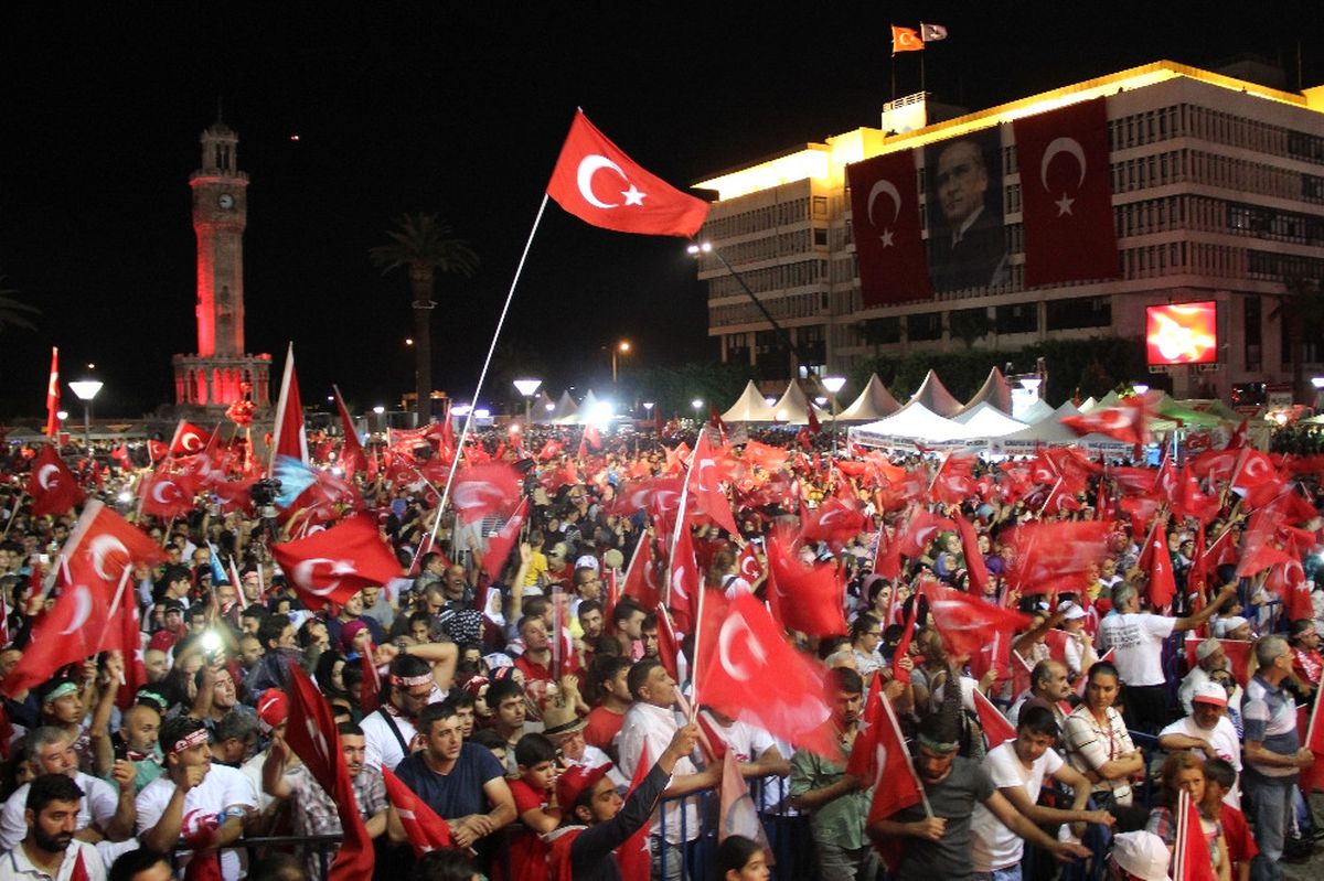 Izmirliler Meydanı Doldurdu