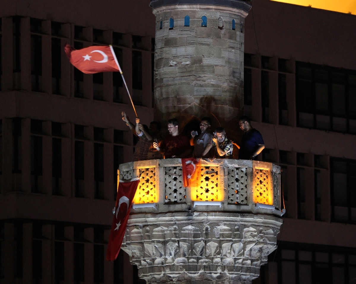 Izmirliler Minareye Çıkarak Selaya Eşlik Etti
