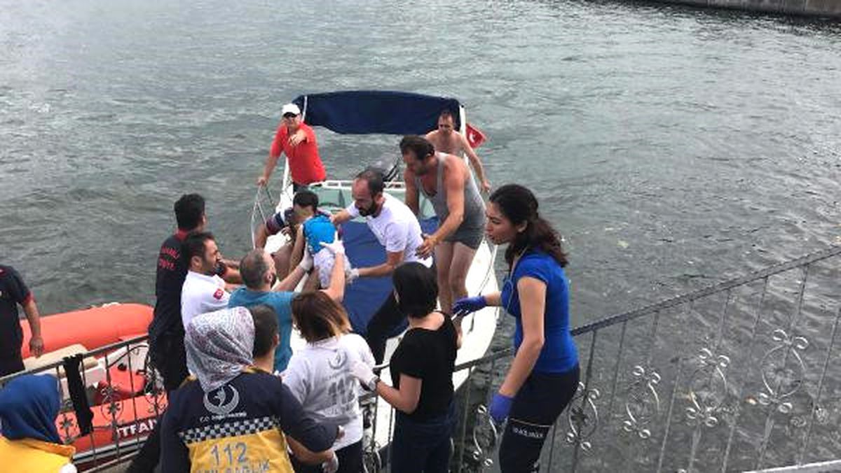 İzmit\'te Tekne Alabora Oldu, 4 Kişi Kurtarıldı, 1 Kişi Aranıyor (1)