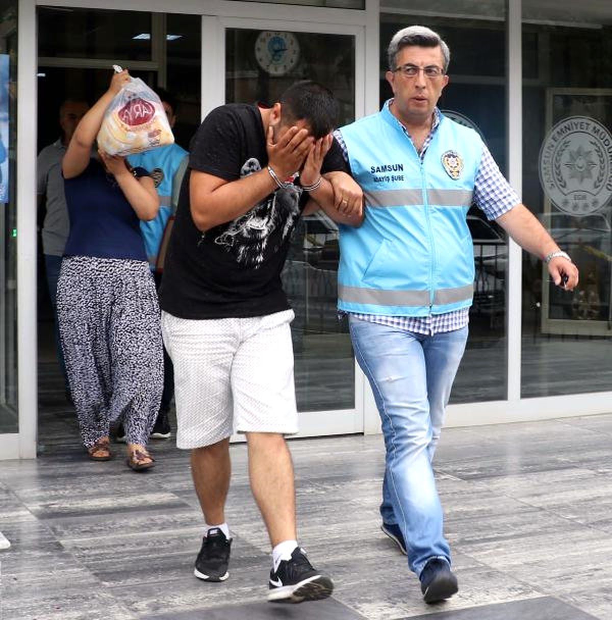 Kadın Polisin Evinden Tabancasını ve Parasını Çalan Çift Yakalandı