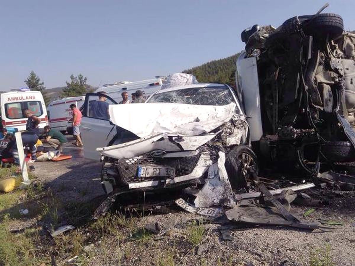 Karavanla Otomobil Çarpıştı: 9 Yaralı