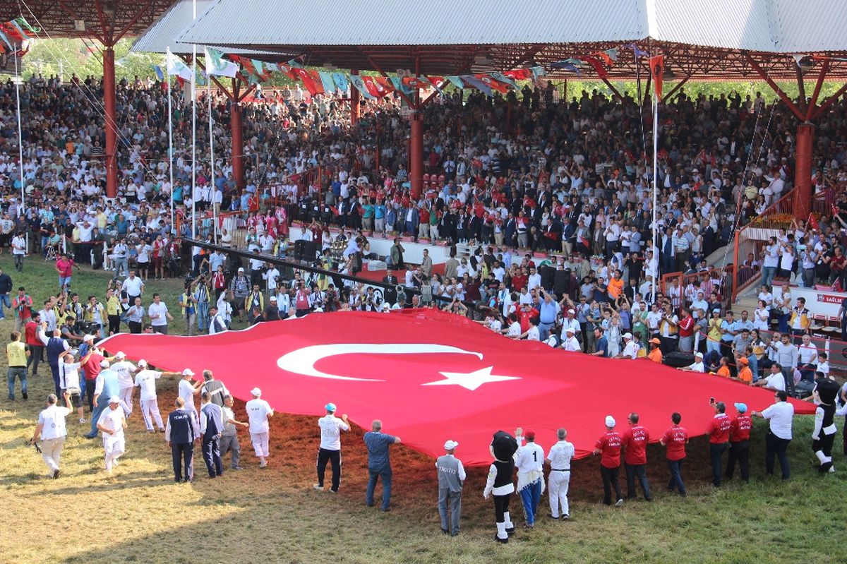 Kırkpınar\'da Dev Türk Bayrağı Şehitler Için Açıldı