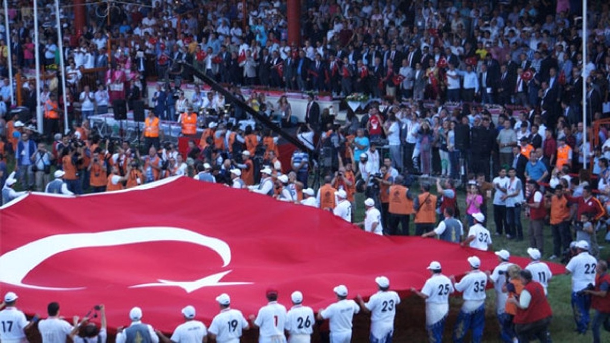 Kırkpınar Er Meydanı\'nda Türk Bayrağı Açıldı