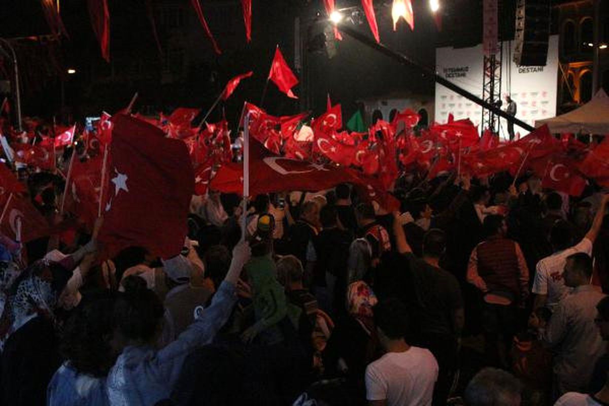 Kısıklı\'da \'Demokrasi Nöbeti\' Sürüyor