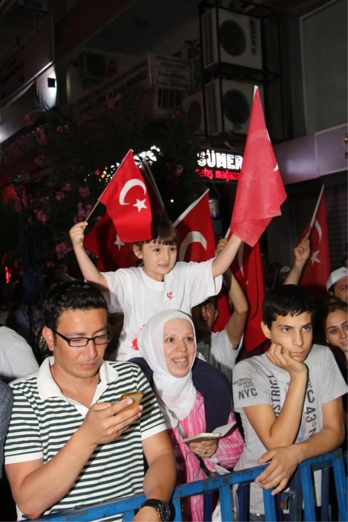 Manisalılar Demokrasi Şehitleri İçin Yürüdü