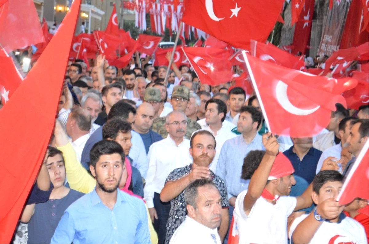 Mardin\'de Binlerce Kişi Demokrasi Nöbetinde