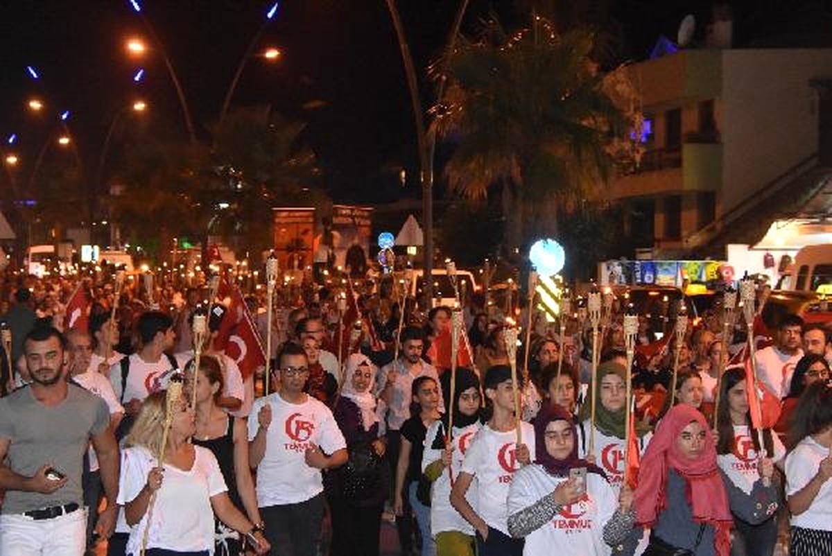 Marmaris\'te Demokrasi ve Milli Birlik Meşalesi