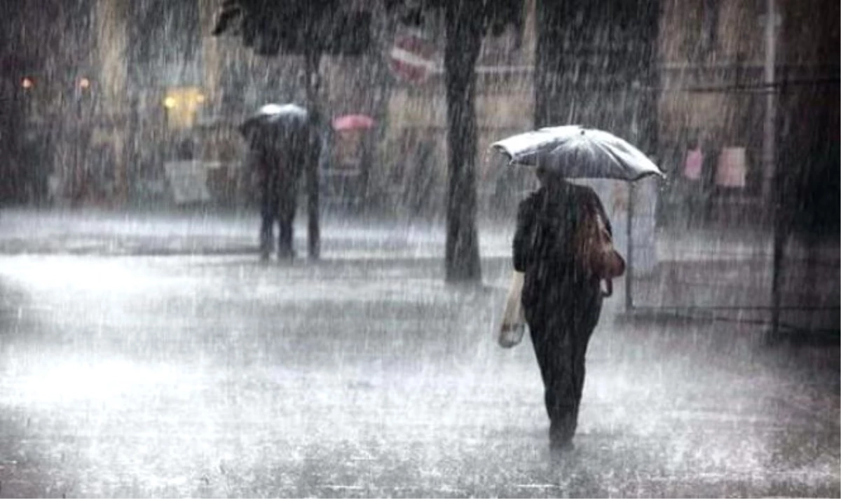 Meteoroloji ve AKOM\'un Ardından Profesör de Uyardı: İstanbul\'da Yağışlar Doğal Afete Dönüşebilir