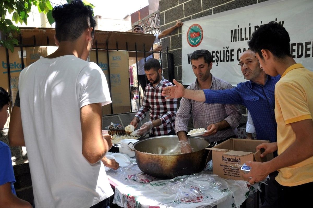 Milli Birlik ve Kardeşliğe Çağrı Konfederasyonundan Bin Kişilik Yemek