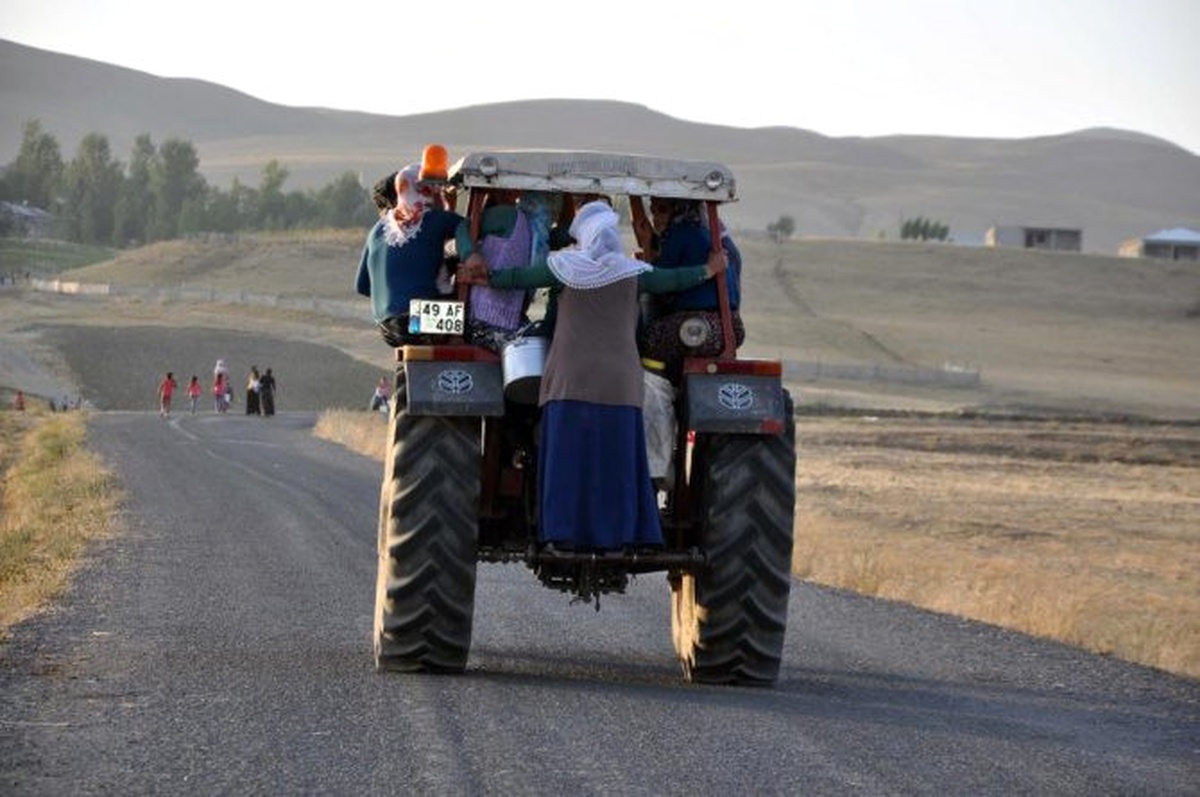 Muş\'ta Kadınlar Traktör ve Kamyonetle Yaylaya Gidiyor