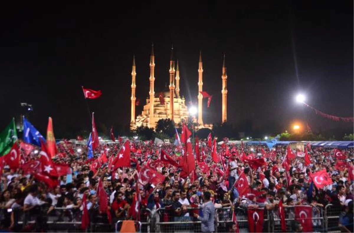 Onbinlerce Adanalı, 15 Temmuz Şehitleri ve Demokrasi İçin Nöbet Tuttu