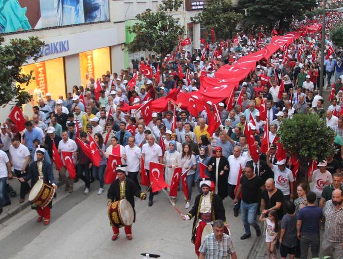 Ordu\'da Binlerce Kişi \'Demokrasi Nöbeti\'nde