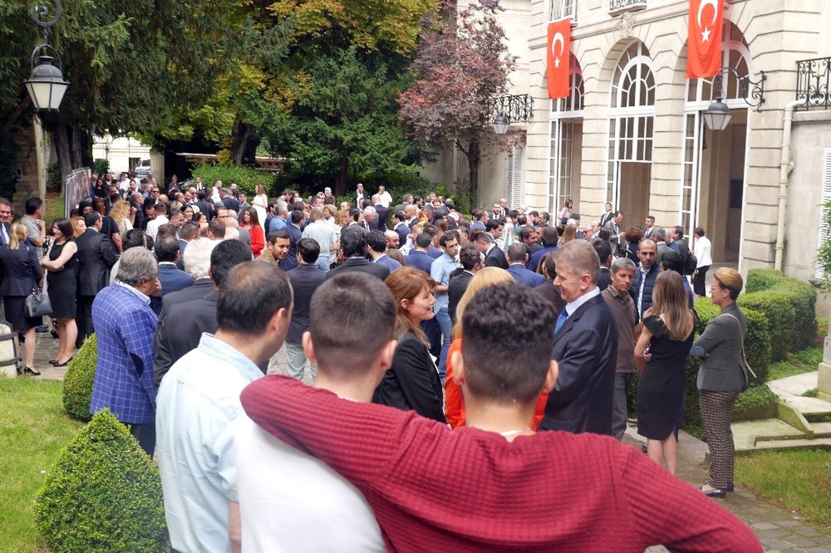 Paris\'te 15 Temmuz Şehitleri Anıldı