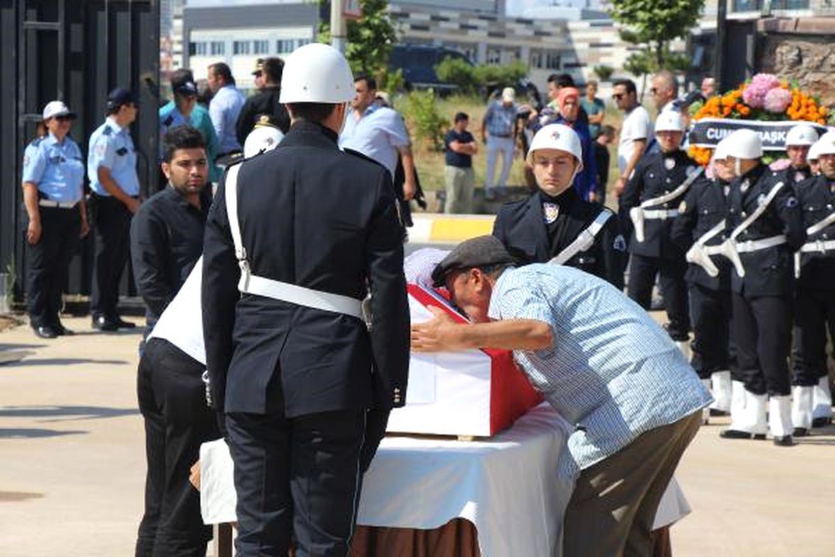 Şehit Polis Battal Yıldız\'a Görev Yaptığı İlçe Emniyet Müdürlüğü\'nde Tören Düzenlendi