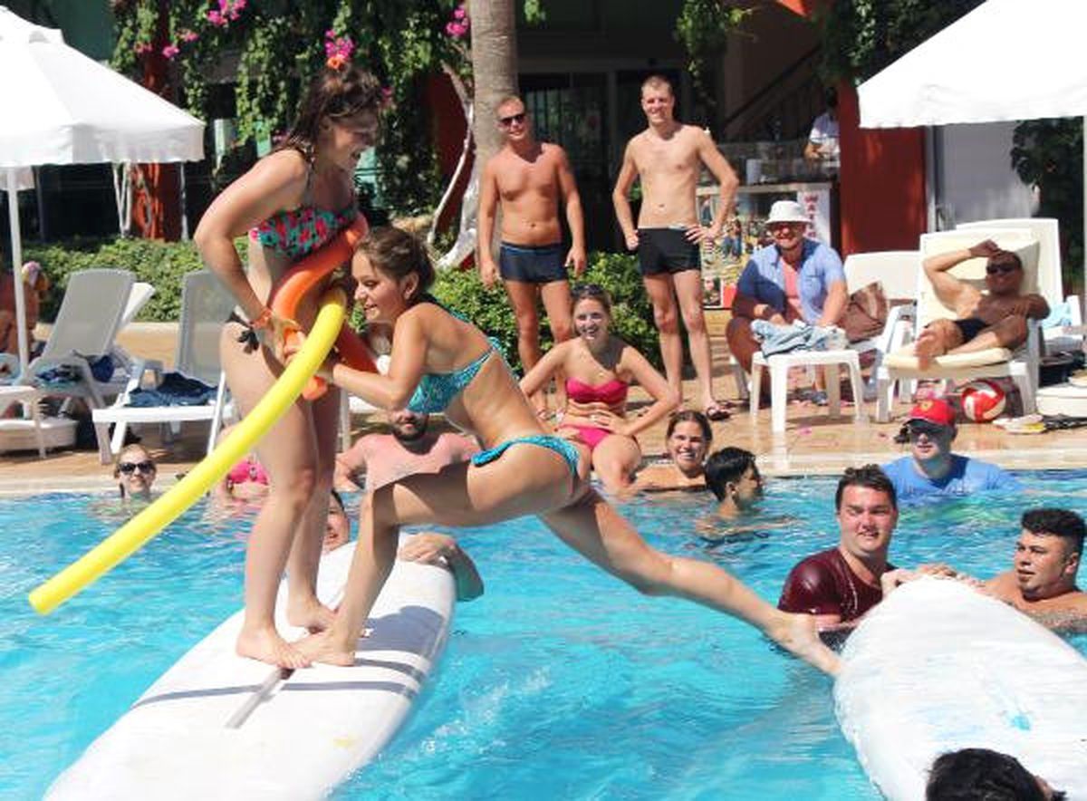 Tatilciler Havuz Aktiviteleriyle Serinledi