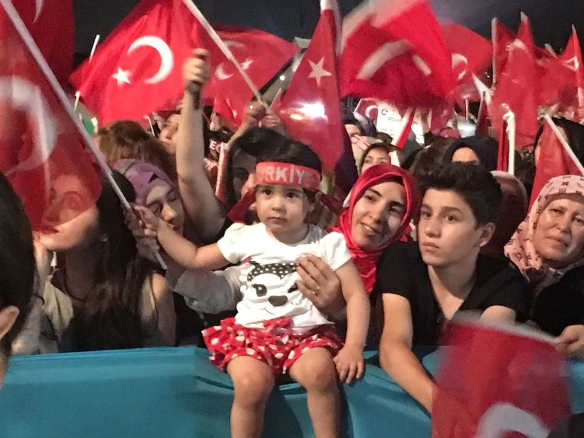 TBMM Önünde Vatandaşlar Toplanmaya Başladı