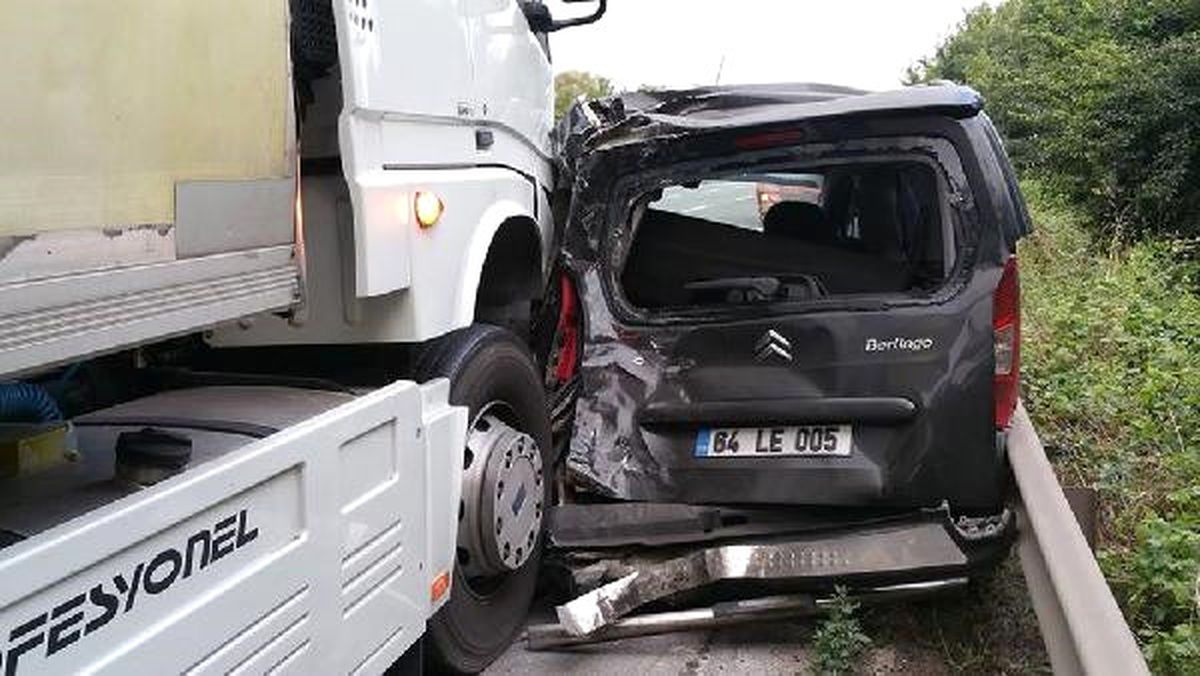 Tır, Emniyet Şeridinde Duran Araca Çarptı: 1 Yaralı