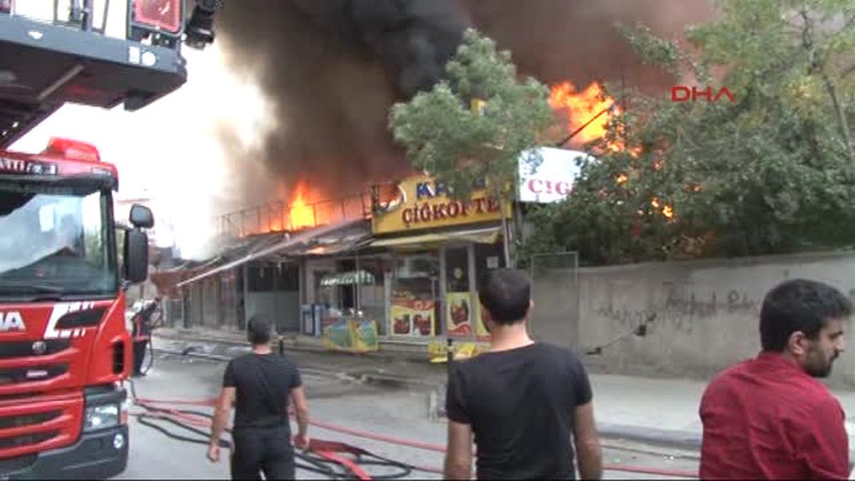 Ümraniye\'de Bir Yapı Markette Yangın (1)
