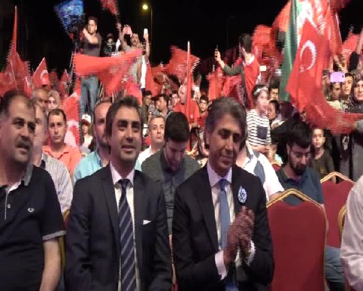 Ünlü Oyuncu Necati Şaşmaz "Demokrasi Nöbeti"Nde