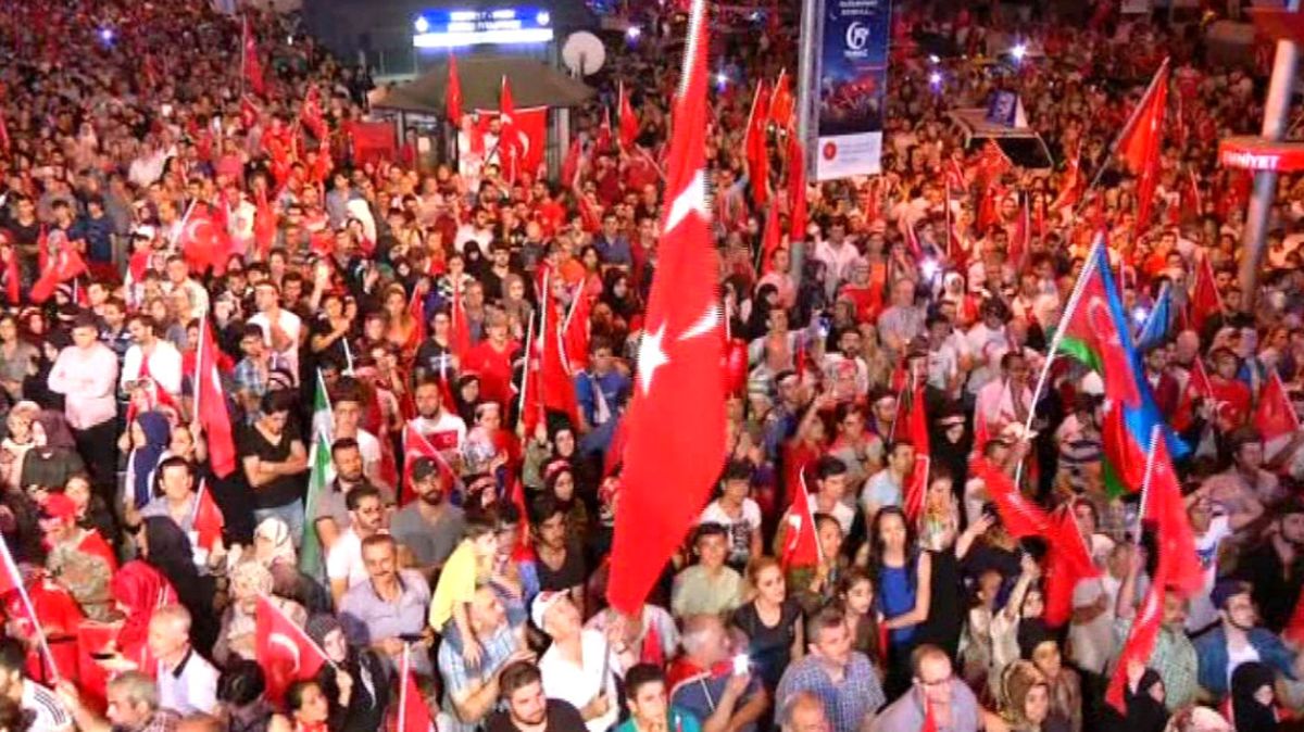Vatan Caddesi\'nde Demokrasi Nöbeti Devam Ediyor