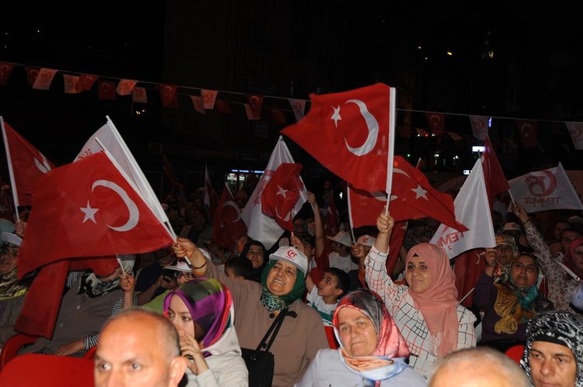Vatandaşlar Yurt Genelinde \'Demokrasi Nöbeti\'nde