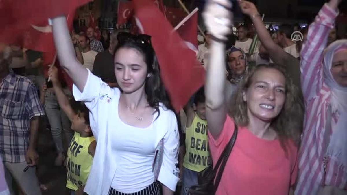 Vatandaşlar Yurt Genelinde \'Demokrasi Nöbeti\'nde