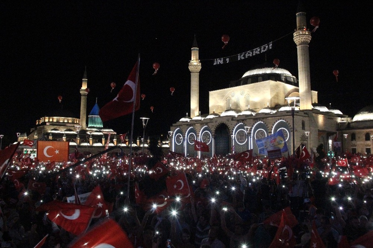 Vatandaşlar Yurt Genelinde \'Demokrasi Nöbeti\'nde