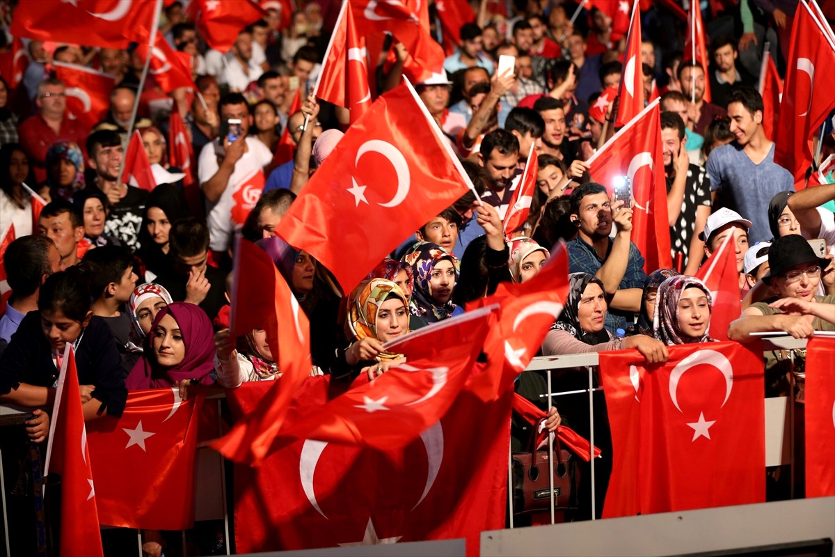 Vatandaşlar Yurt Genelinde \'Demokrasi Nöbeti\'nde