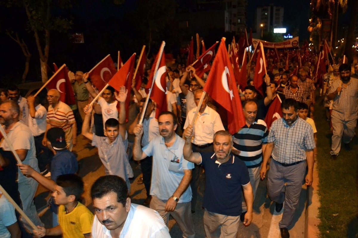 Vatandaşlar Yurt Genelinde \'Demokrasi Nöbeti\'nde