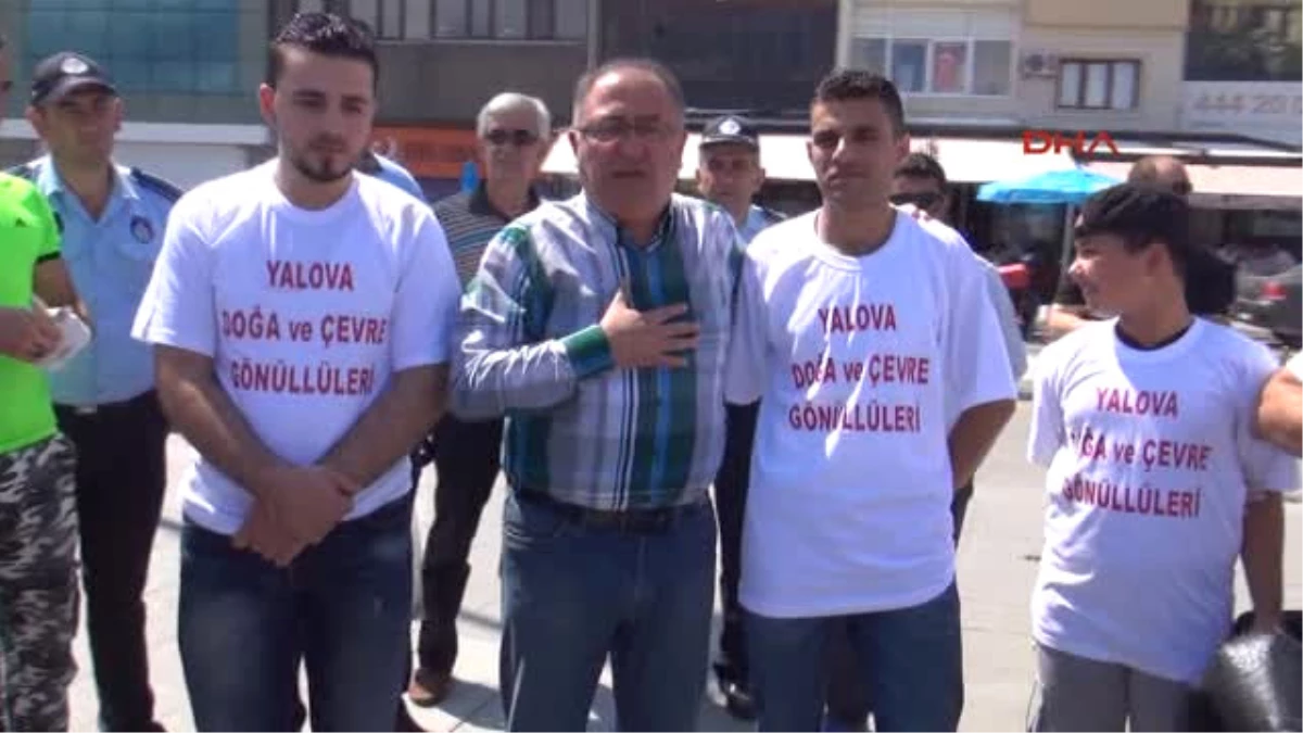 Yalova\'da Belediye Başkanı, Suriyeli ve Iraklılarla Sokakta Çöp Topladı