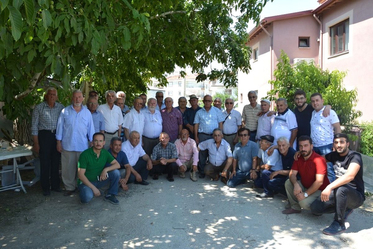 49 Yıllık Asker Arkadaşları Sosyal Medya Sayesinde 15 Yıldır Bir Araya Geliyor