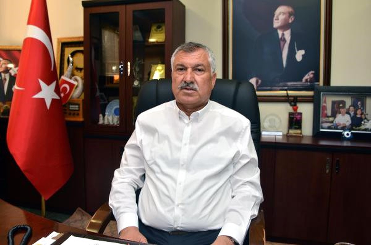 Adana\'da, Bankanın Şubelerinin Önü Aynı Anda Kazıldı