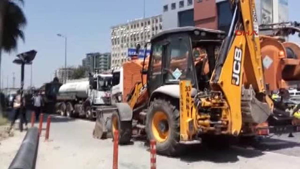 Adana\'da, Bankanın Şubelerinin Önü Aynı Anda Kazıldı