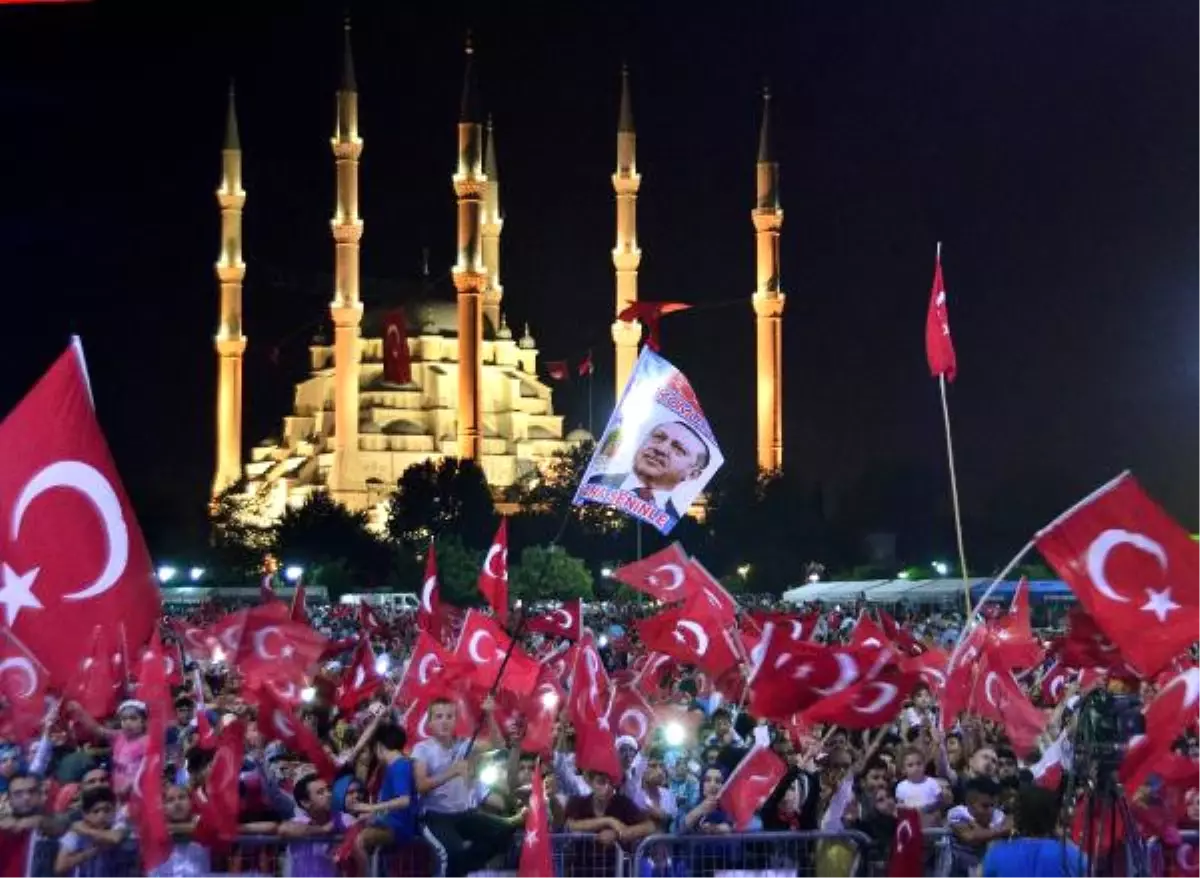 Adanalılar 15 Temmuz Şehitleri ve Demokrasi İçin Nöbet Tuttu