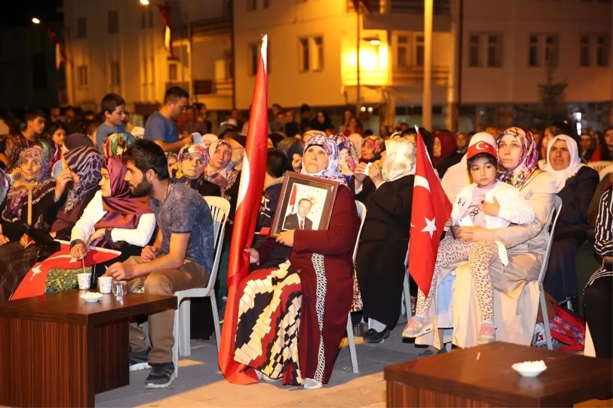 Akdağmadeni\'de Vatandaşlar 15 Temmuz Nöbeti İçin Meydanlara İndi