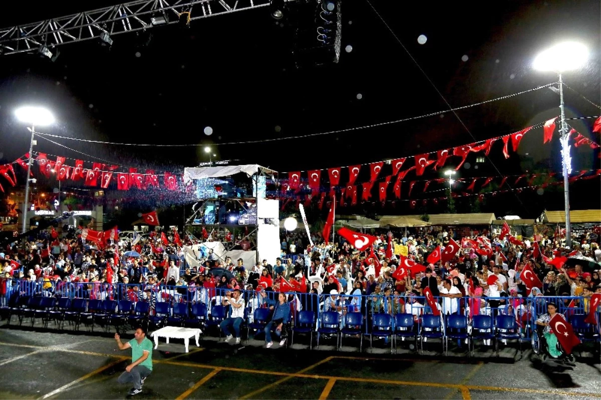 Bağcılarlılar, Yağmurlu Havaya Aldırış Etmeden Demokrasi Nöbeti Tuttu