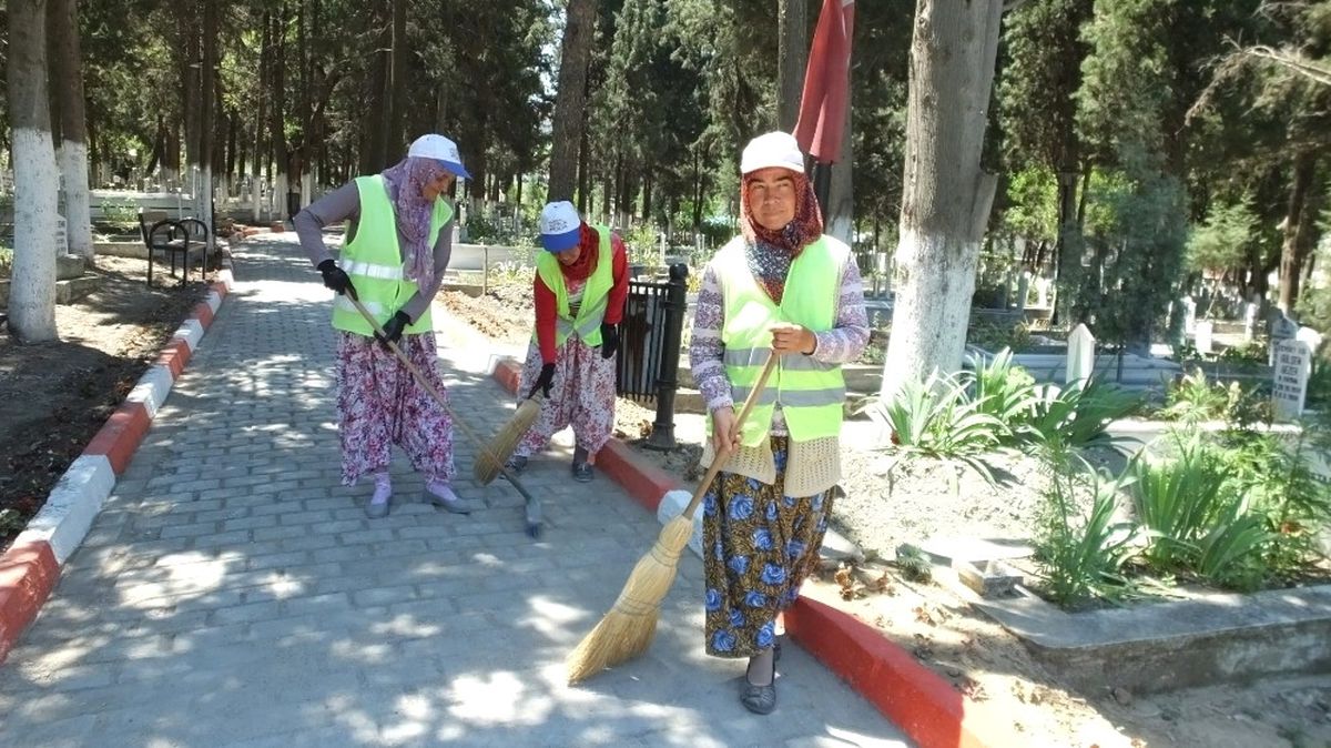 Bigadiç\'te, Mezarlıkların Temizliğini Kadınlar Yapıyor