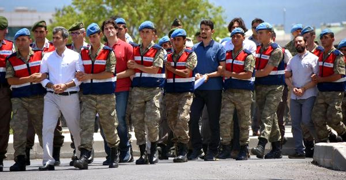 Cumhurbaşkanı\'na Suikast Davasına Bu Kez Sarı Tişörtle Geldi