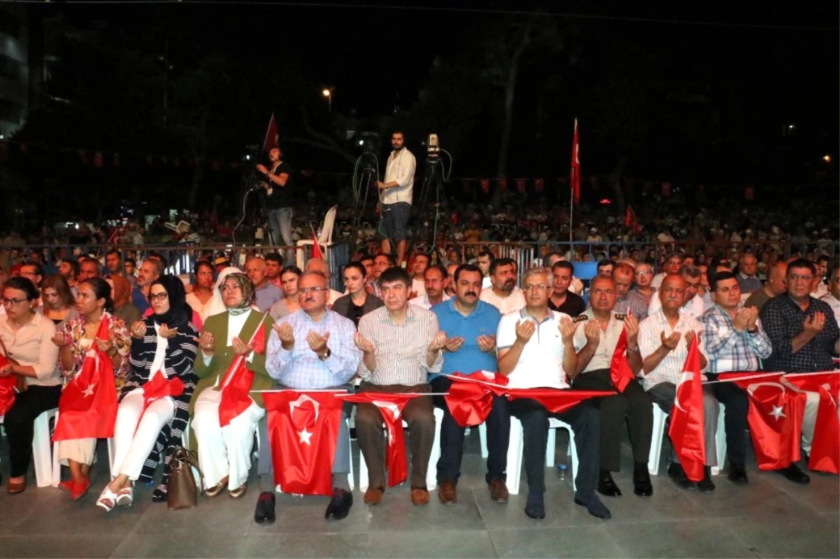 Demokrasi Nöbetinin İkinci Gününde Antalya\'da Meydanlar Boş Kalmadı