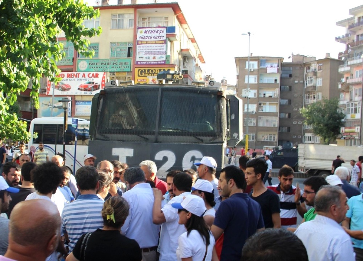 Diyarbakır\'da Kesk\'lilere Müdahale: 28 Gözaltı