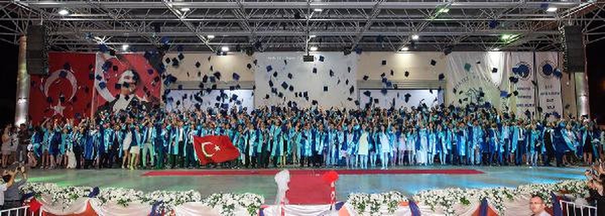 Eğitim Aşığı Akademisyen Yedinci Kez Kep Attı