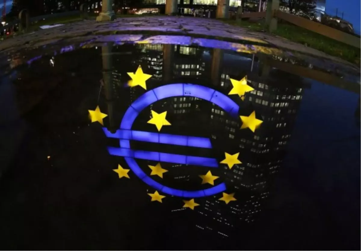 Euro Bölgesi\'nde Enflasyon Ecb Hedefinden Uzaklaştı