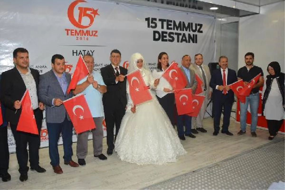 Hatay\'da Gelin ve Damat Demokrasi Nöbetine Katıldı