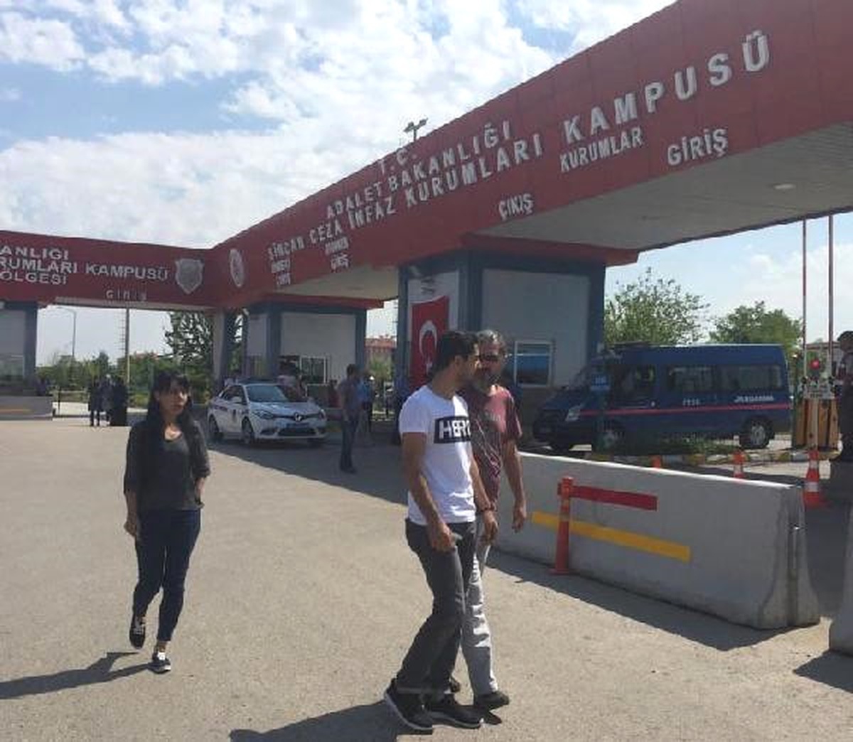 Hero\' Yazılı Tişörtle Duruşmaya Girmek İsteyen Sanık Yakını Gözaltına Alındı