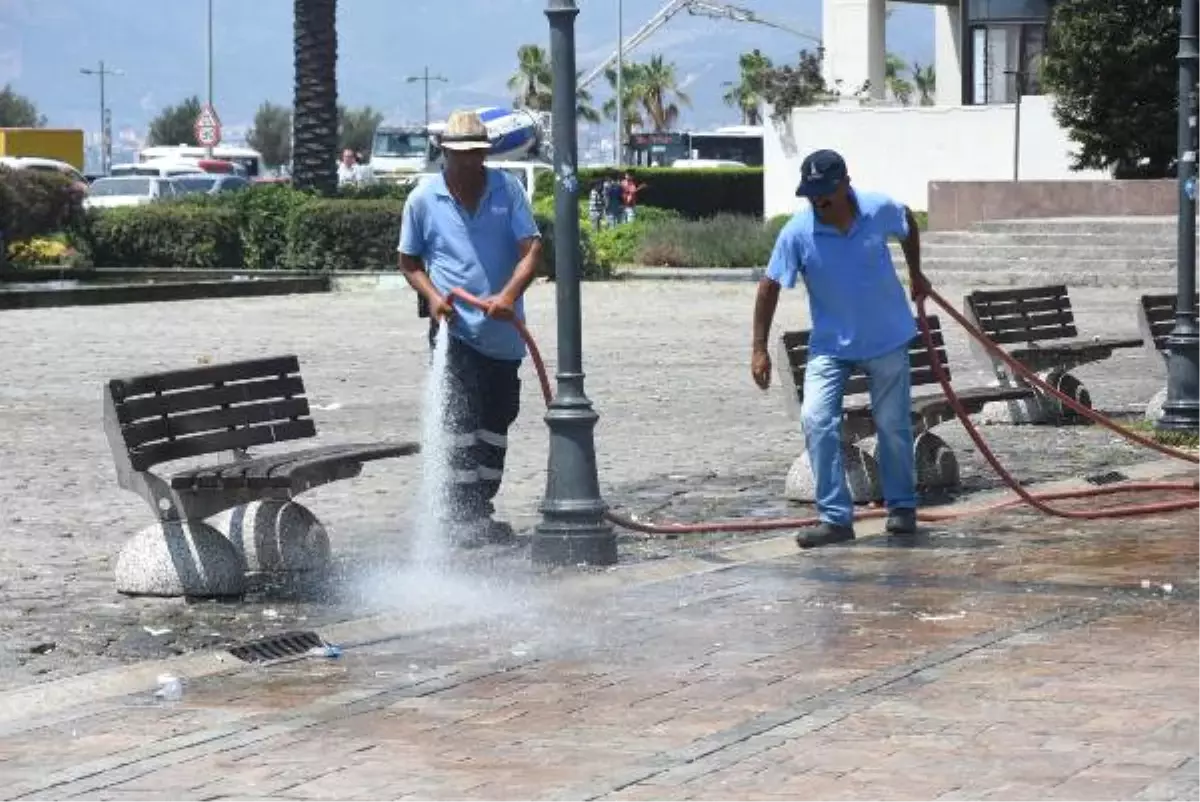 İzmir\'de Demokrasi Nöbeti Temizliği