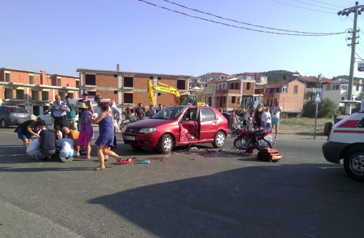 Izmir\'de Otomobil Ile Motosiklet Çarpıştı: 1 Ölü, 2 Yaralı
